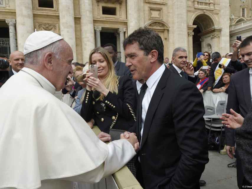 Antonio Banderas y Nicole Kipel se encuentran con el Papa Francisco