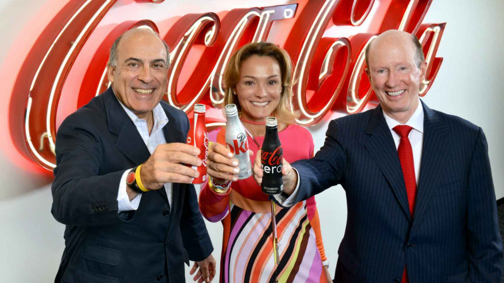 Sol Daurella, entre Muhtar Kent (i), presidente de The Coca-Cola Company, y John Brock (Coca-Cola Enterprises).
