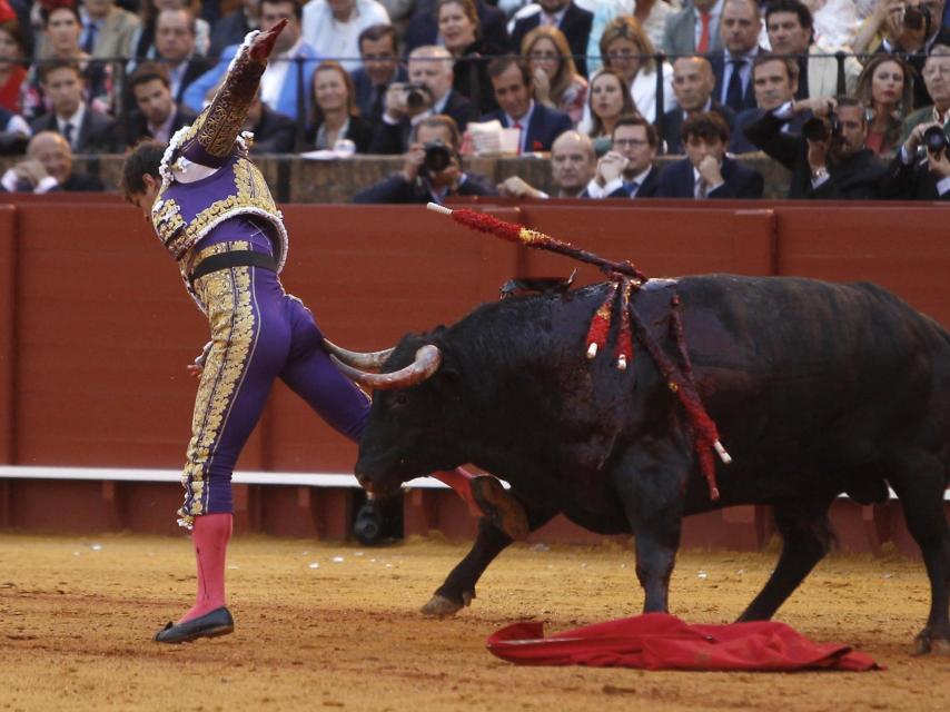 El momento en el que 'El Juli' sufre la cogida.