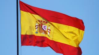 Bandera de España ondeando en lo alto de la fachada del Cuartel General del Ejército del Aire, en Madrid/ Contando Estrelas/Flickr