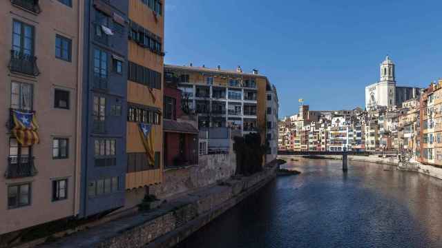 Barri antic de Girona desde el río Onya.