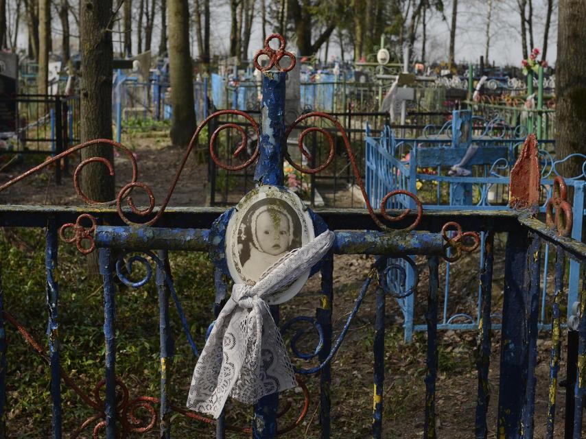 Tumba de un bebé en el cementerio de Gubarevichi, a 30 kilómetros de Chernóbil.