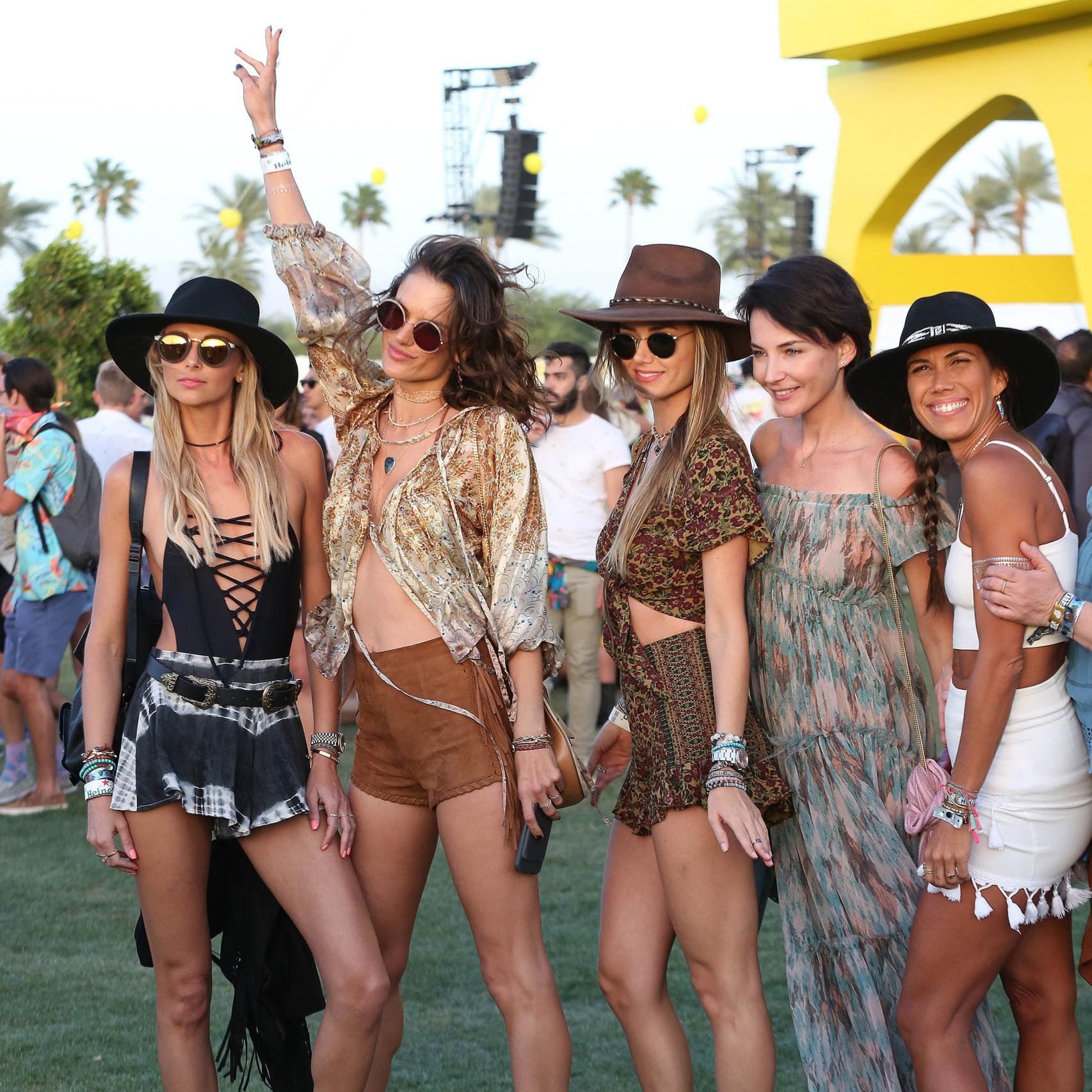 Alessandra Ambrosio se divierte en Coachella