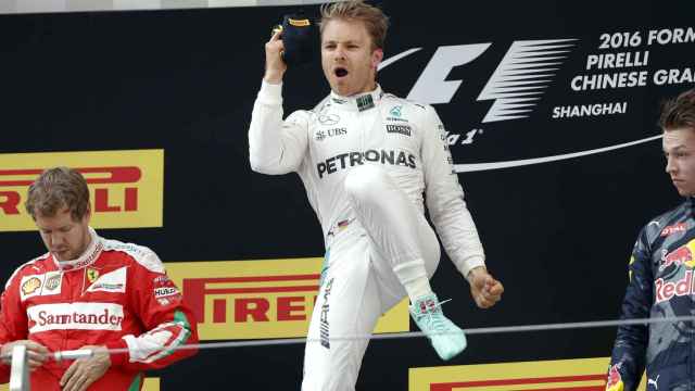 El piloto alemán celebra en el podio su éxito.