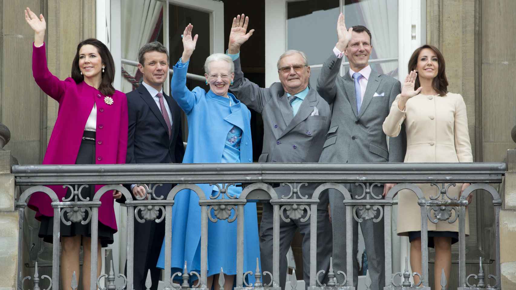 La Reina Margarita de Dinamarca y su familia saludan desde el balcón