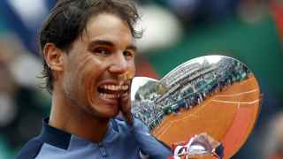 Rafa Nadal con su noveno trofeo de campeón en Montecarlo.