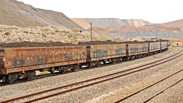 Tren cargado de fosfatos en el Sáhara tunecino.