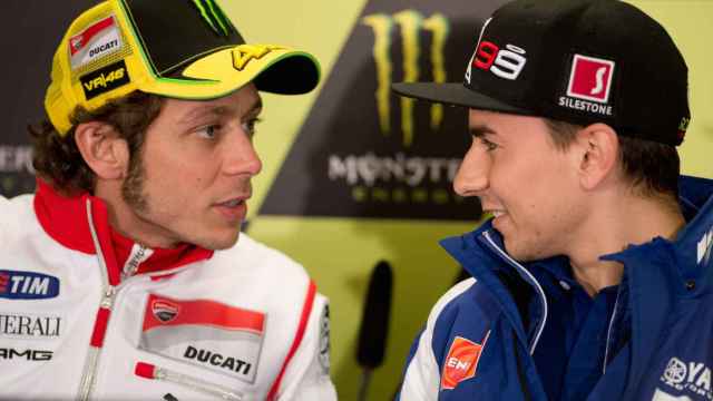 Valentino Rossi, cuando militaba en Ducati, habla con Jorge Lorenzo, en Yamaha.