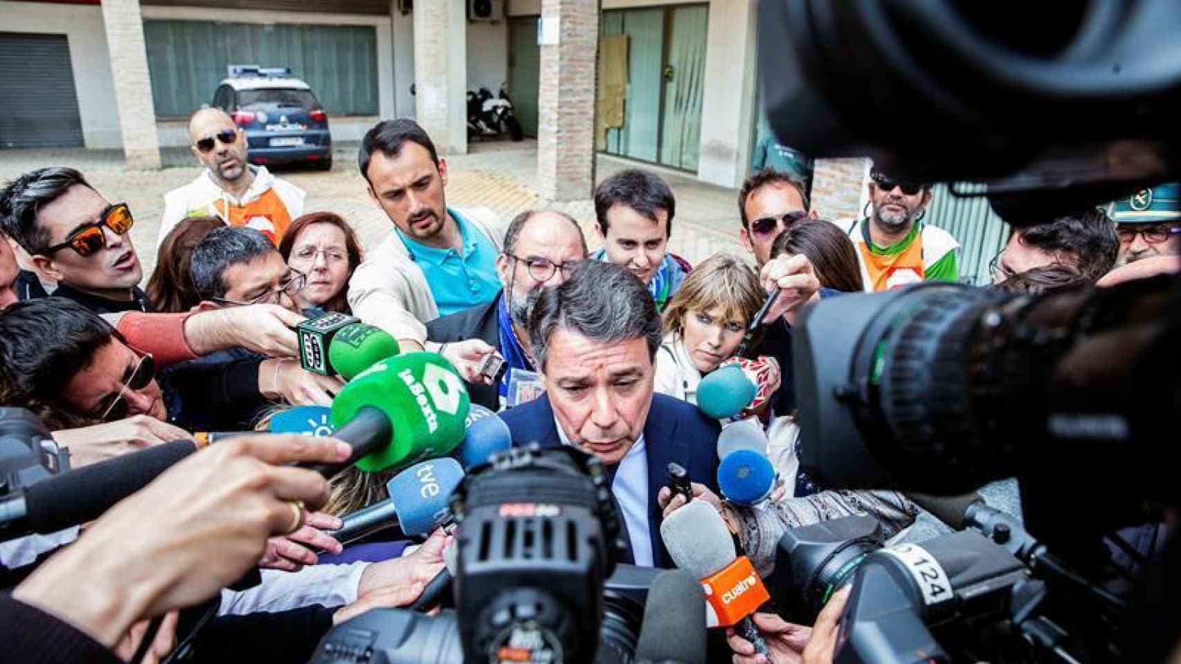 González atiende a los medios a su salida del juzgado de Estepona