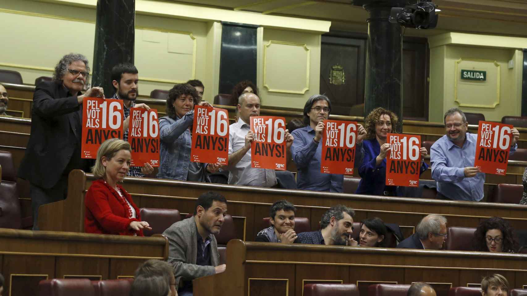 Diputados de ERC, con carteles reclamando rebajar la edad de voto.