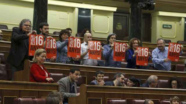 Diputados de ERC, con carteles reclamando rebajar la edad de voto.