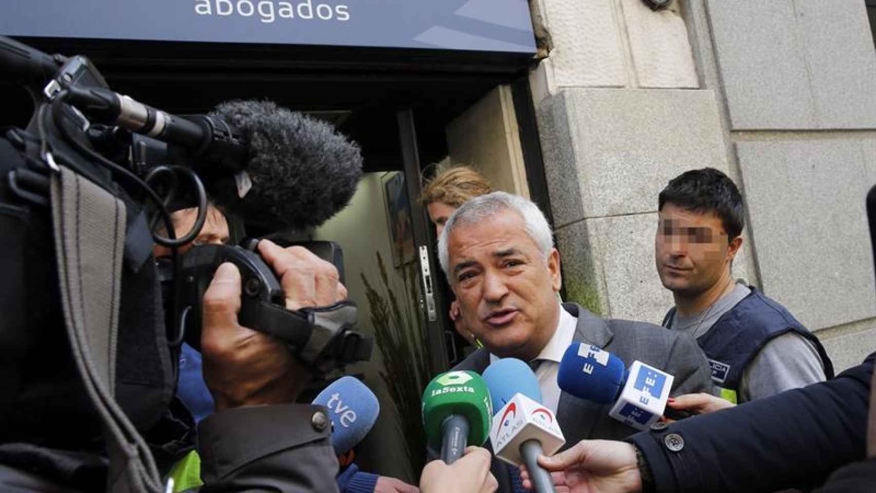 Luis Pineda, presidente de Ausbanc, tras el registro de su sede en Madrid.