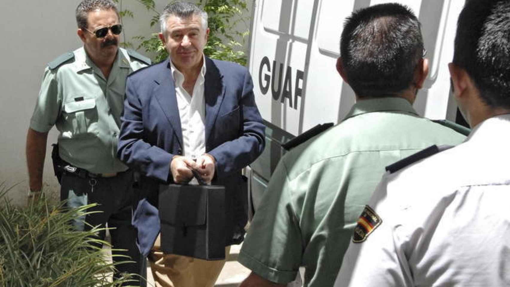 Juan Antonio Roca custodiado por la Guardia Civil.