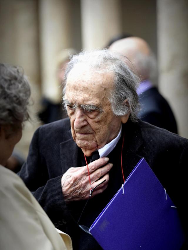El premio Cervantes Rafael Sánchez-Ferlosio a la salida del acto conmemorativo.