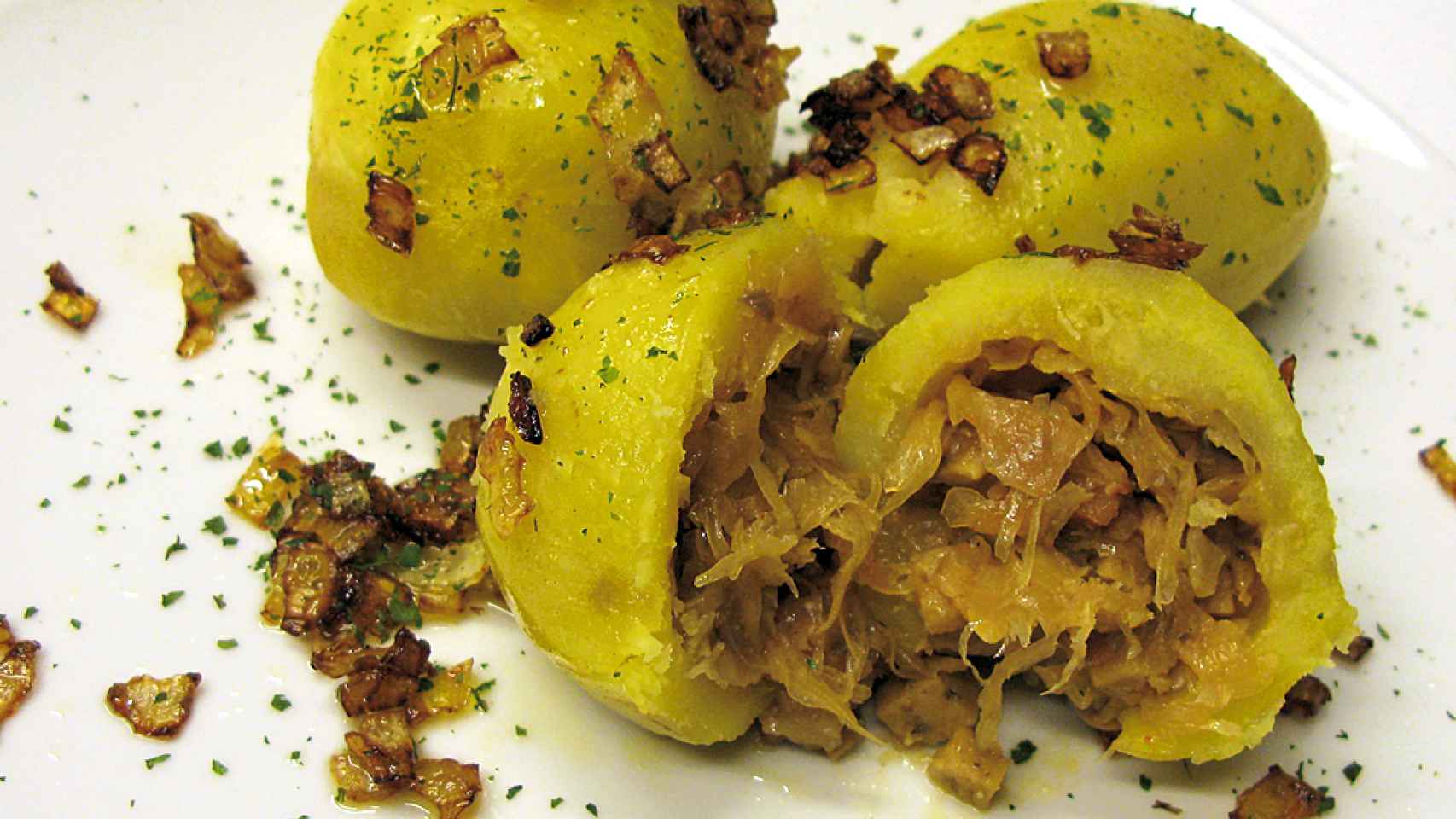 Patatas rellenas con champiñones, cebolla y chucrut (hojas de repollo fermentadas).