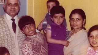 Sadiq Khan cuando era niño (con trajecito morado) junto a sus padres.