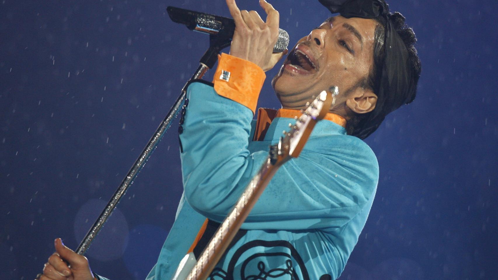 Prince durante la actuación de la Superbowl en 2007