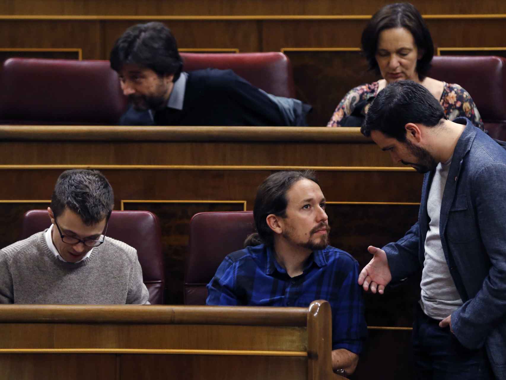 El diputado de IU, Alberto Garzón, conversa con el líder de Podemos, Pablo Iglesias.