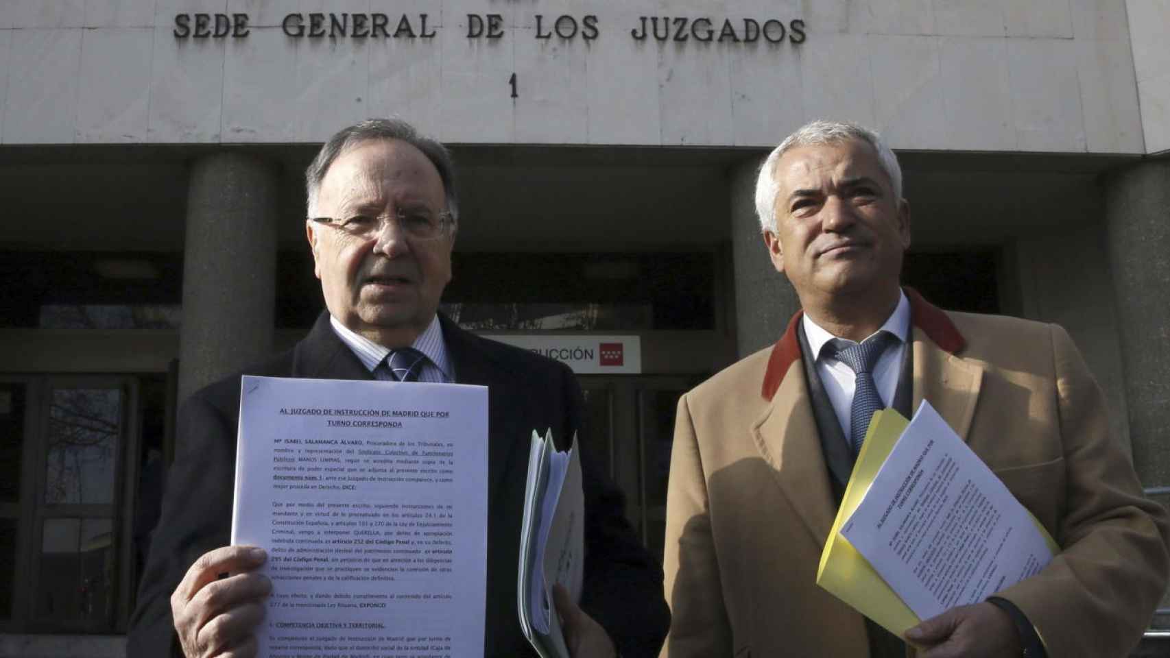 Miguel Bernad y el abogado Luis Pineda en febrero de 2015.