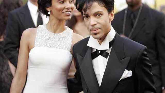 Prince y su segunda esposa la cantante canadiense Testolini Nelson