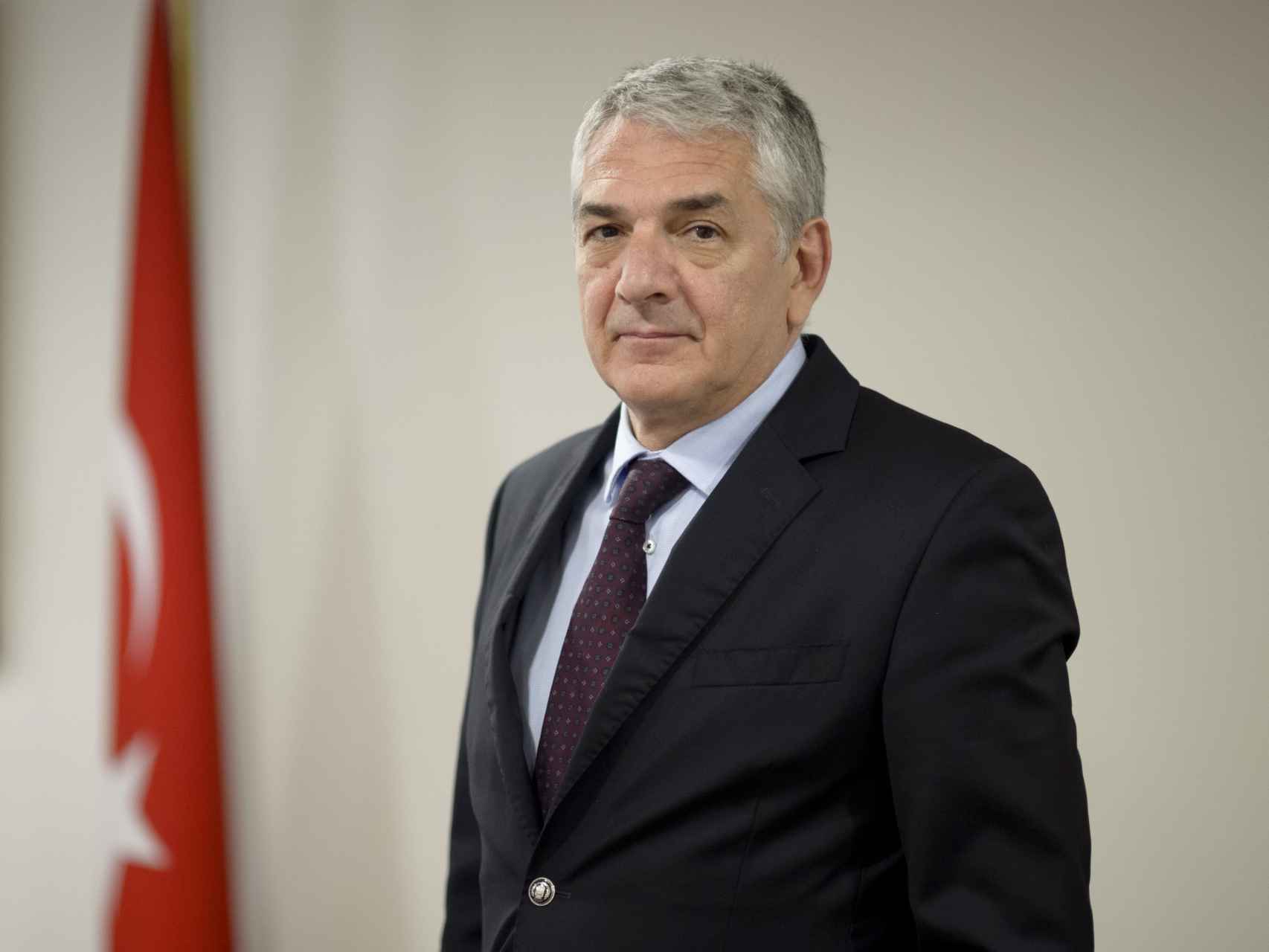 El Embajador de Turquía en España, Ömer Önhon, en su despacho madrileño.