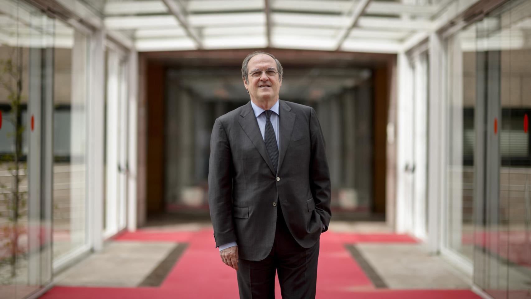 Ángel Gabilondo, en el pasillo acristalado que conecta edificios en la Asamblea.