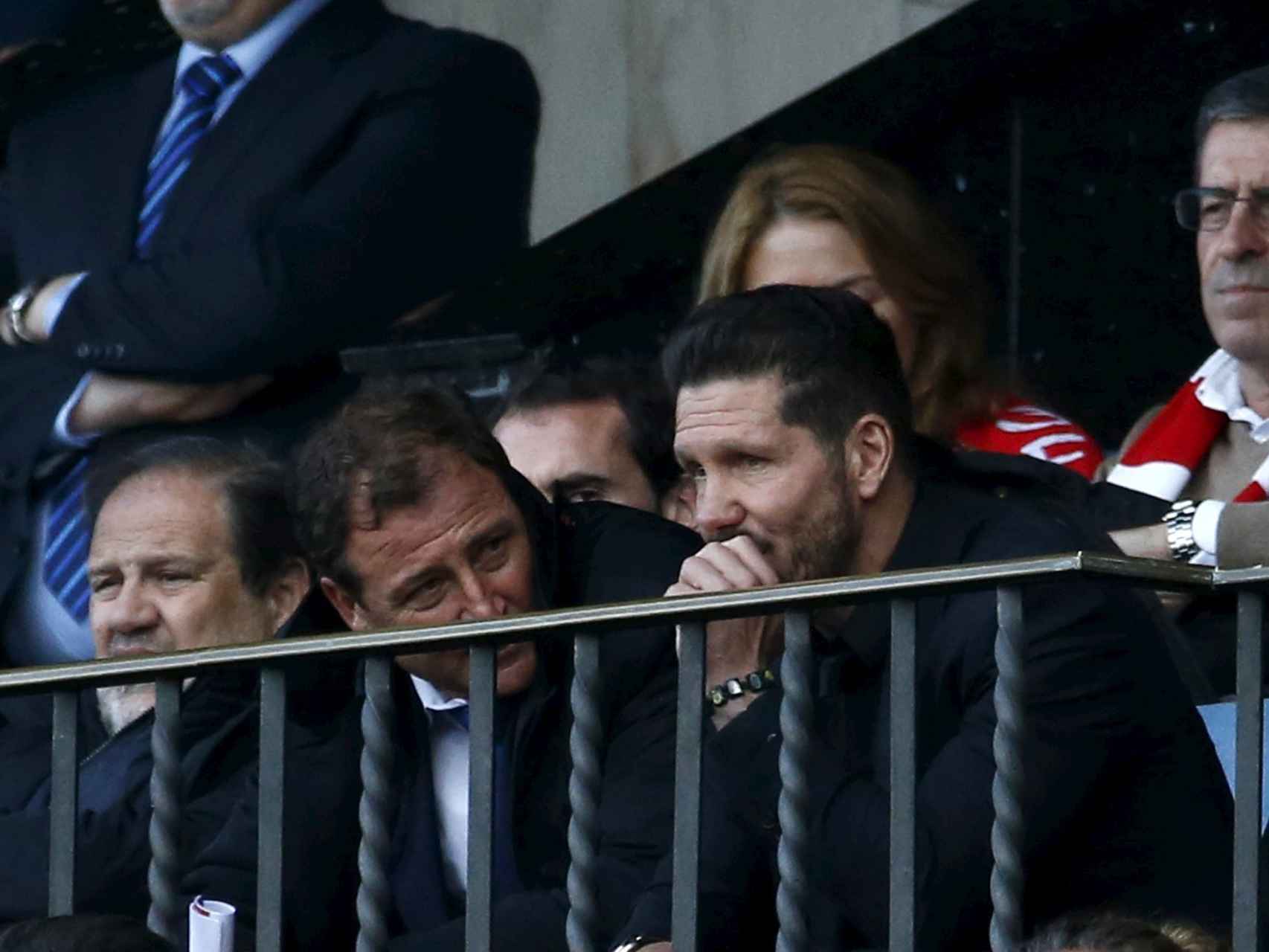 Simeone en el palco del Calderón tras ser expulsado.