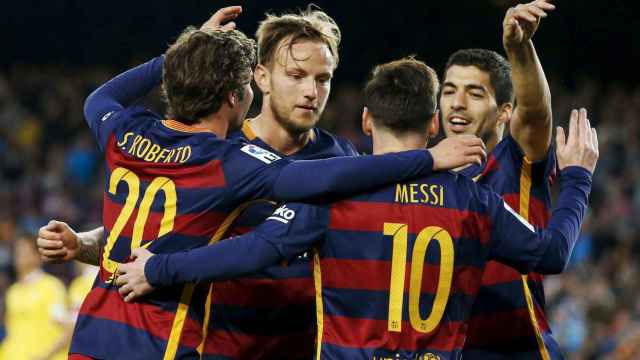 Sergi Roberto, Messi, Suárez y Rakitic celebran un gol.
