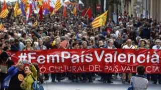 Cabecera de la manifestación con motivo del 25 d'Abril bajo el lema Fem País Valencia.