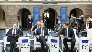 Los comisarios Moscovici y Dombrovskis y el vicepresidente del BCE durante el Ecofin de Ámsterdam