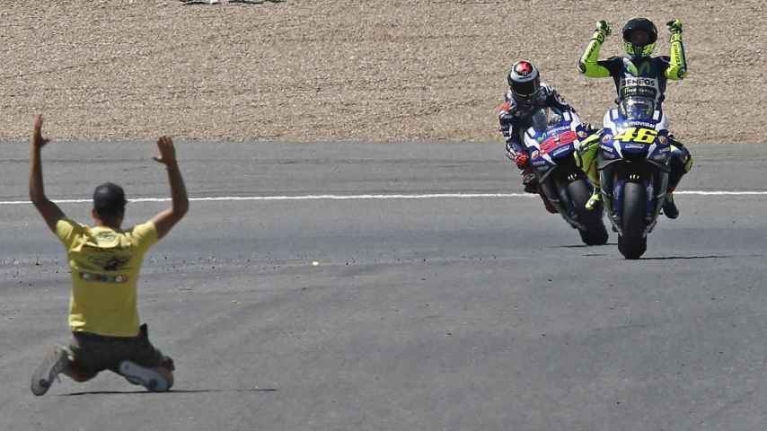 Un aficionado de Rossi celebra con el italiano su victoria en Jerez.