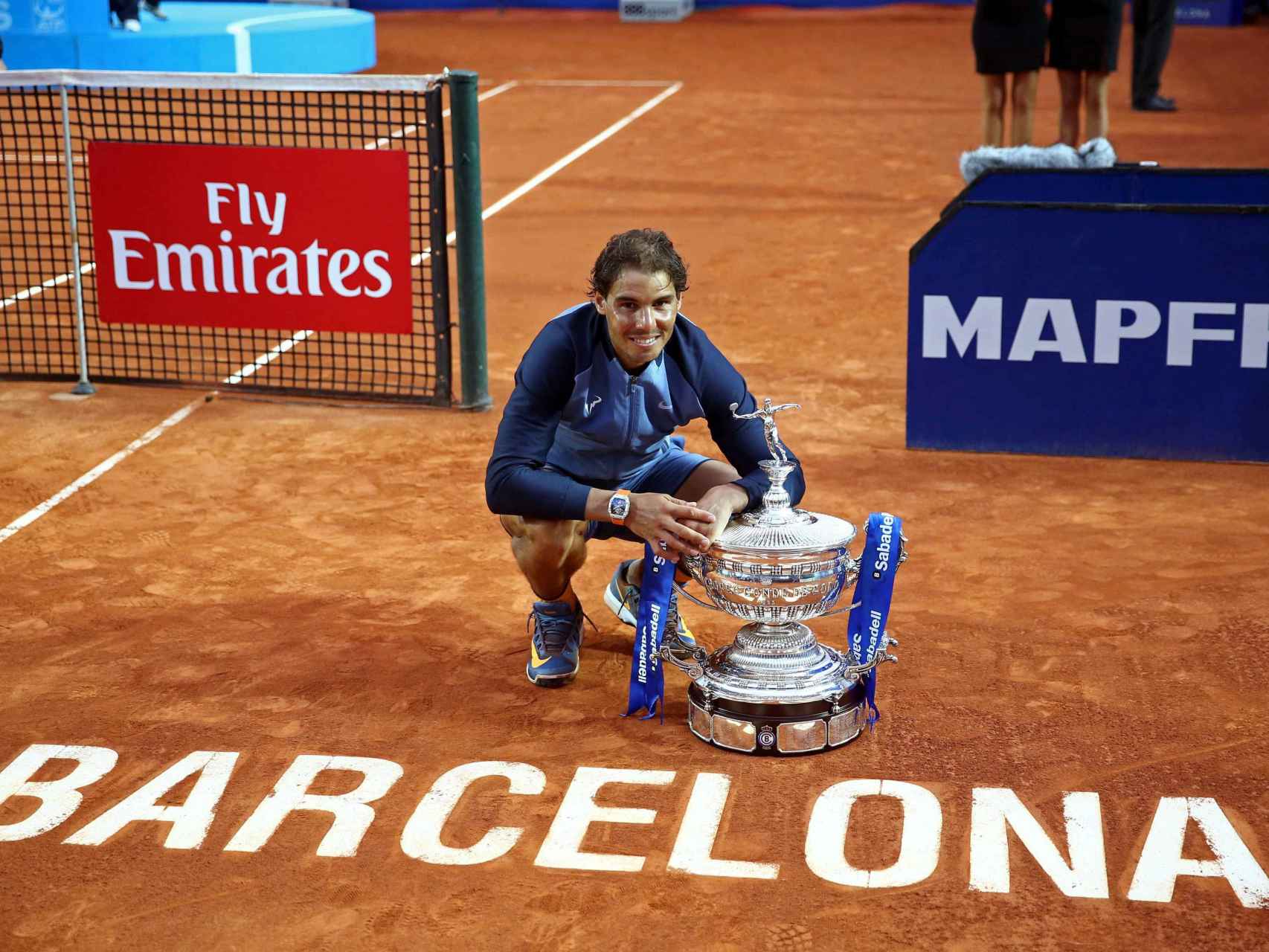 Rafa Nadal con el trofeo de campeón del Conde de Godó.