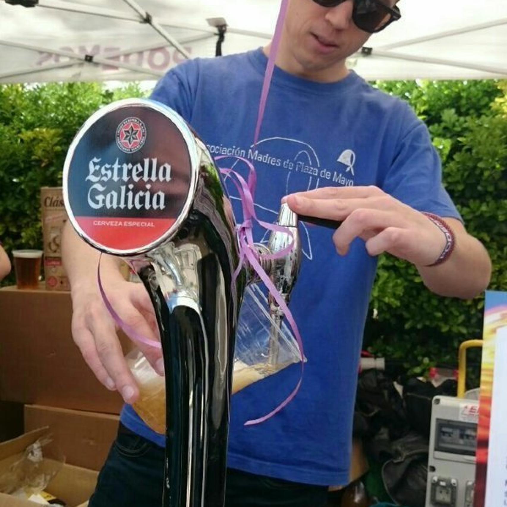 Errejón, sirviendo cañas en la 'Fiesta de la Primavera'