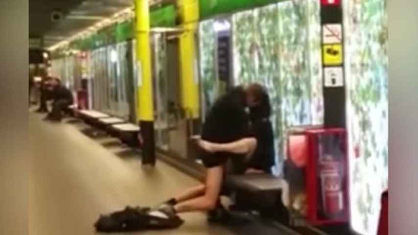 sexo en el anden del metro de barcelona