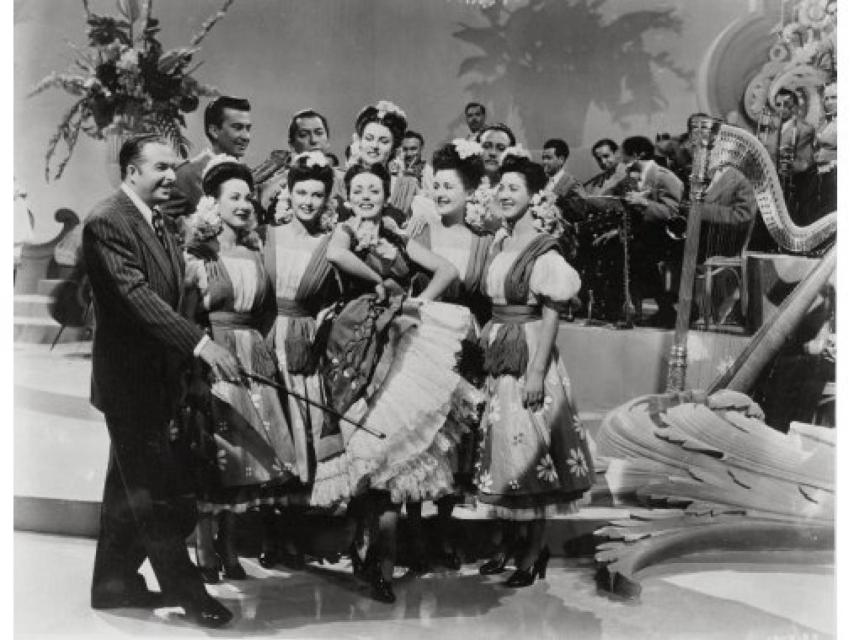 Xavier Cugat rodeado de chicas en un rodaje.