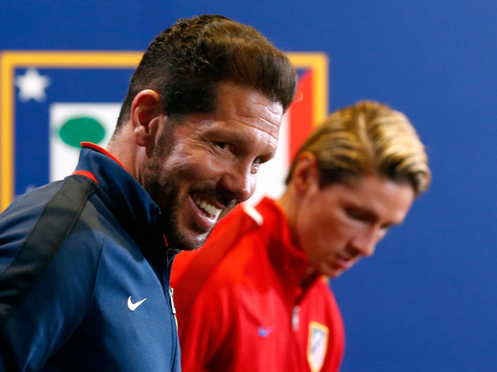 Simeone llega junto a Fernando Torres a rueda de prensa.