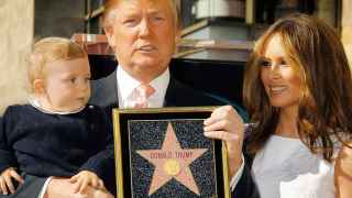 Donald Trump recibió su estrella en Hollywood junto a su esposa Melania y su hijo pequeño.