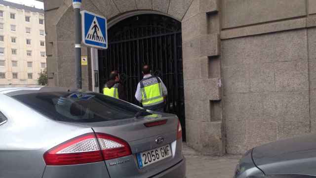 Efectivos de la policía a la puerta del bufete investigado en Madrid