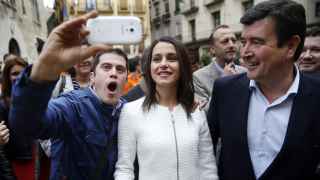 Un manifestante se hace un selfie con Inés Arrimadas y La portavoz autonómica de Ciudadanos (C's) en Cataluña, Inés Arrimadas y Fernando Giner.