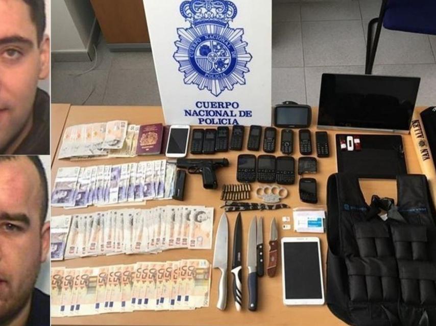 Dos de los detenidos, Steven Britton y Carne Thomasson, y el material incautado.