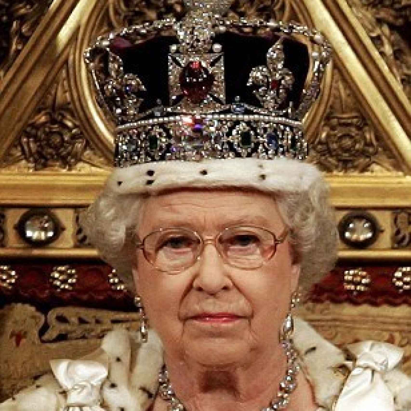 Isabel II luce la corona de San Eduardo con el gran rubí del Príncipe Negro