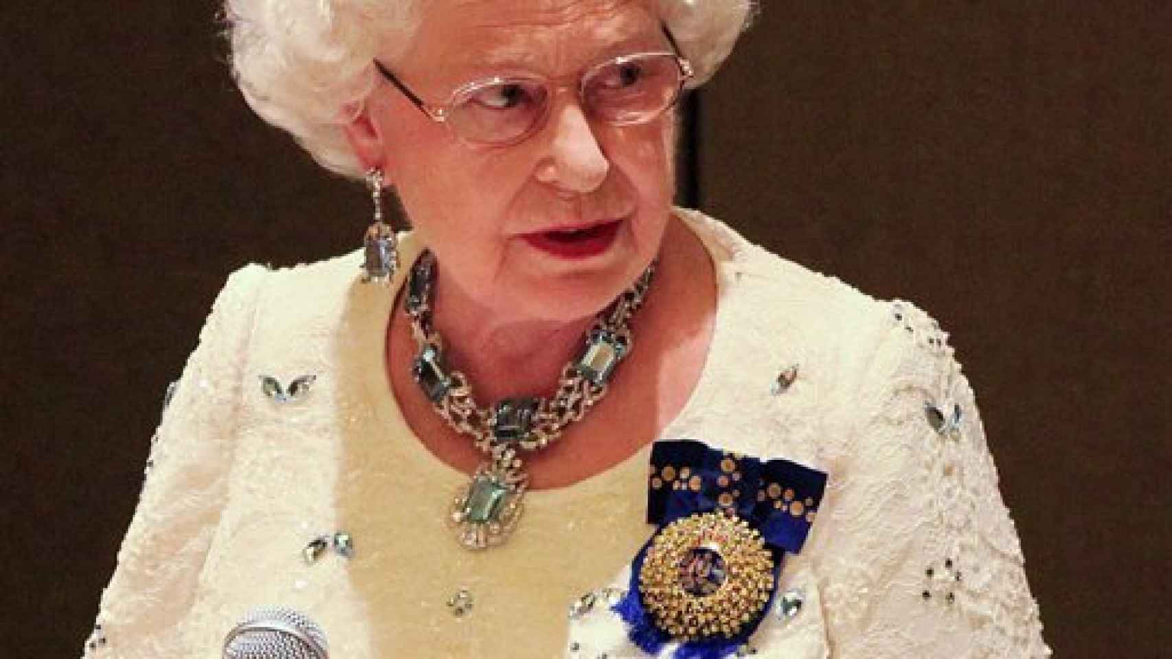 La reina Isabel II en uno de sus discursos