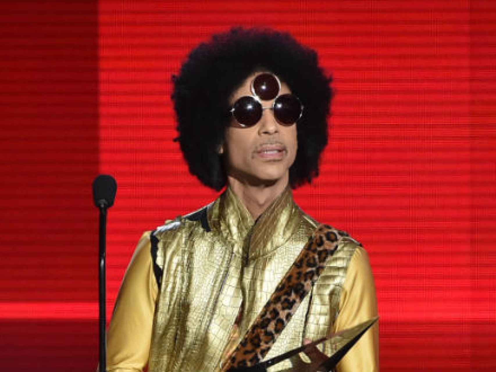 Prince recoge el premio en los American Music Awards