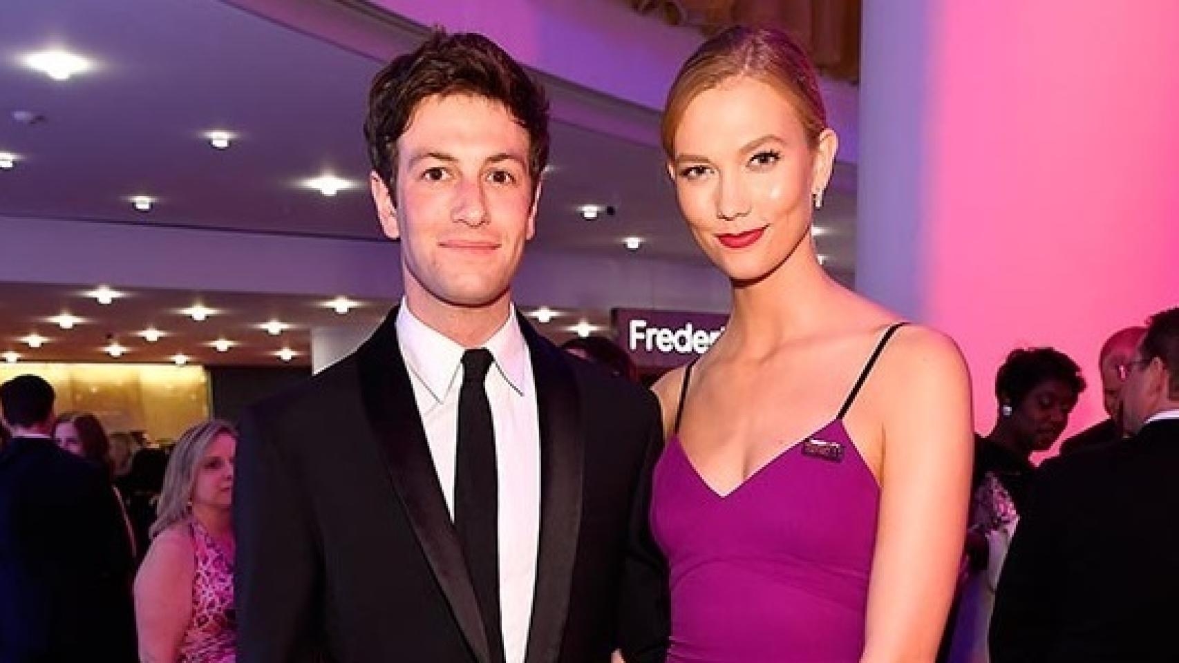 Karlie Kloss en el interior de la fiesta de Time con su pareja Josh Kushner