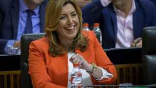 Susana Díaz sonríe desde su escaño en el parlamento andaluz en una imagen tomada este jueves