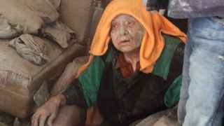 Esta mujer ha sobrevivido a un ataque aéreo sobre Alepo este jueves, 28 de abril.