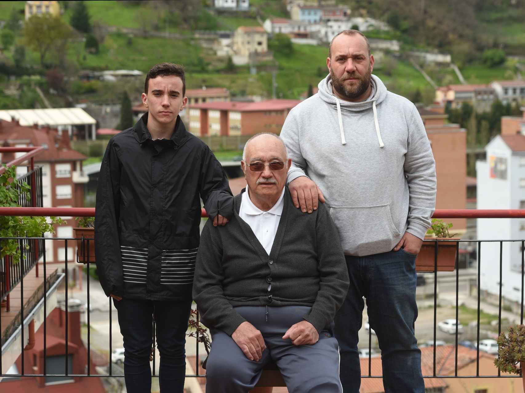 Adrián, José Luis y Marcos: familia minera de L'Entregu, en Asturias.