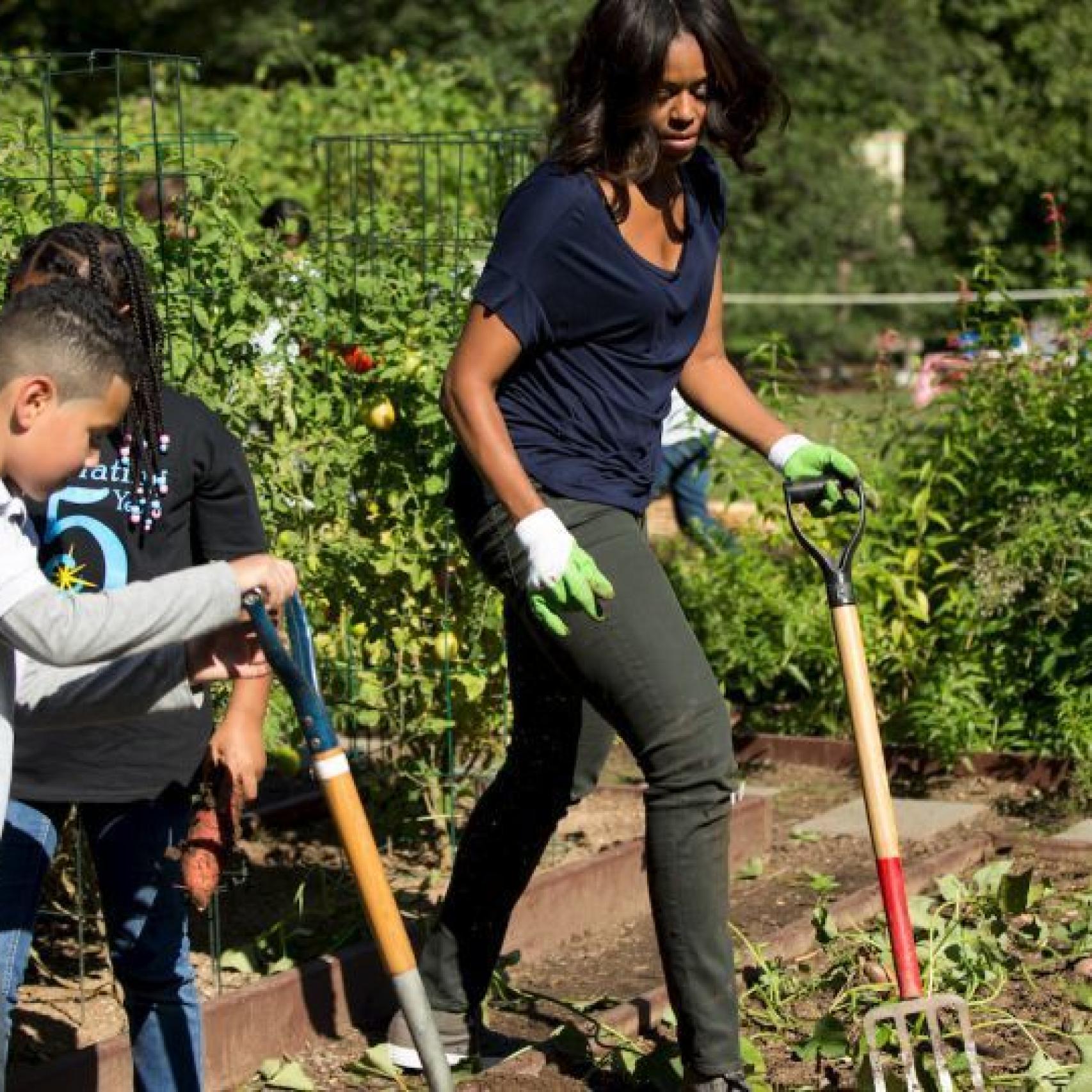 Michelle Obama en su huerto ecológico