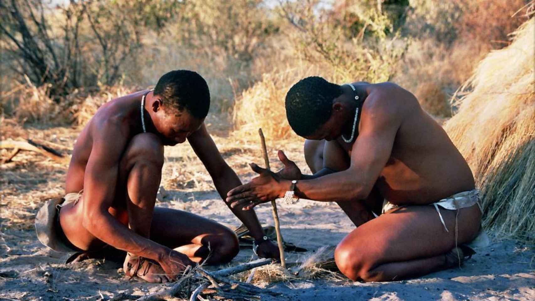 El hombre -como estos san africanos- y el fuego, inseparables desde tiempos remotos.