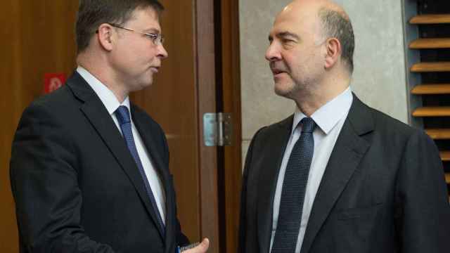 Los responsables económicos, Valdis Dombrovskis y Pierre Moscovici, en una reciente reunión de la Comisión